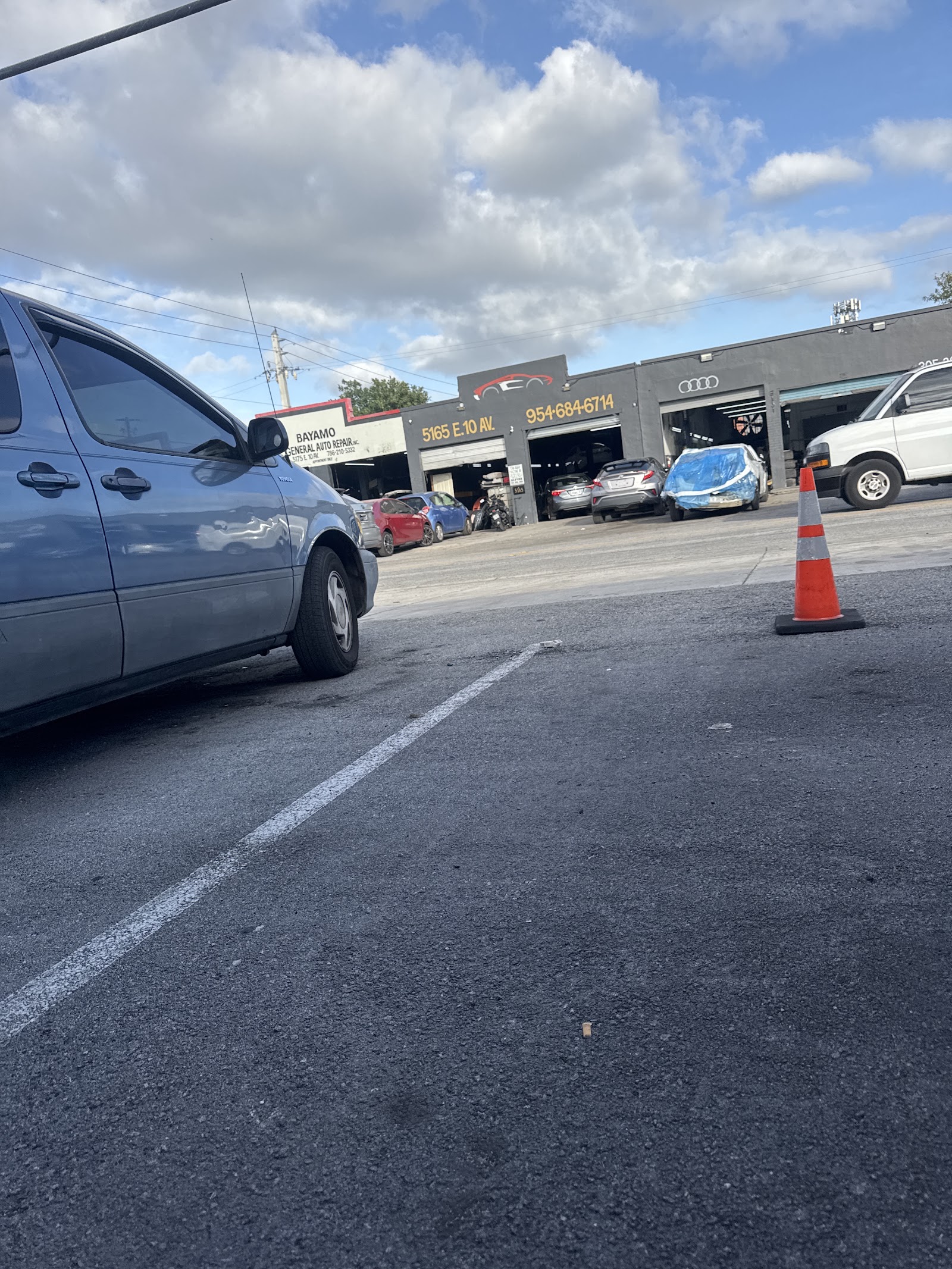 Technician working on a customer's car at El autorepair in Hialeah